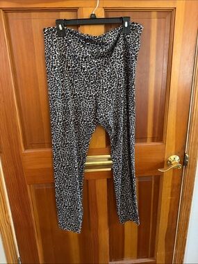 Lou & Grey Black and White Leopard Print Leggings